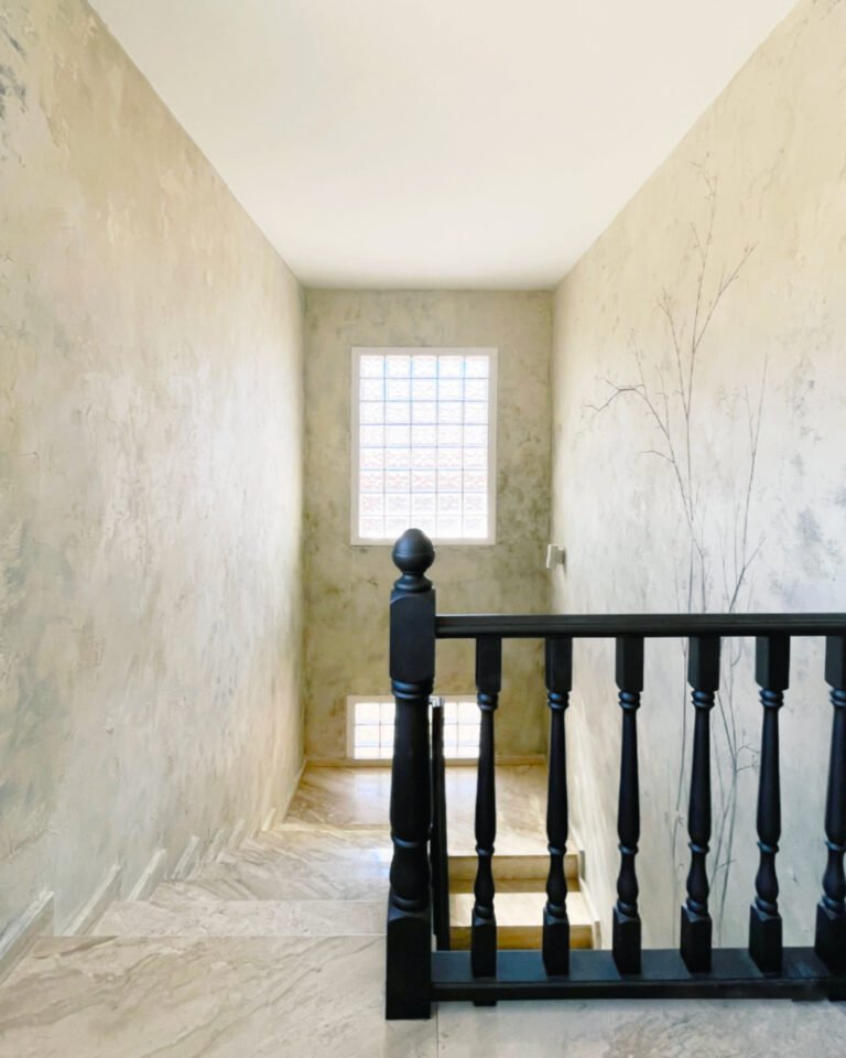 Proyecto de interiorismo de Núria Gich que destaca la autenticidad y el lujo austero con paredes únicas que transmiten sensaciones profundas.