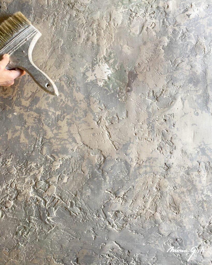 Crea espacios únicos que hacen sentir con pintura mural rústica e interiorismo consciente.